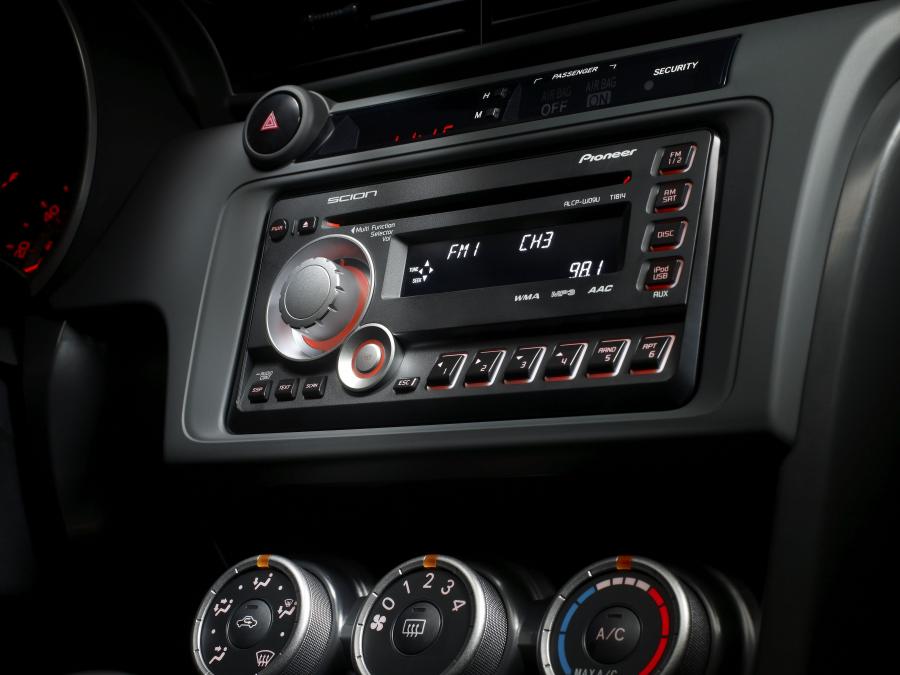 Детали интерьера Scion tC 2011 года  (фото 56 из 68)